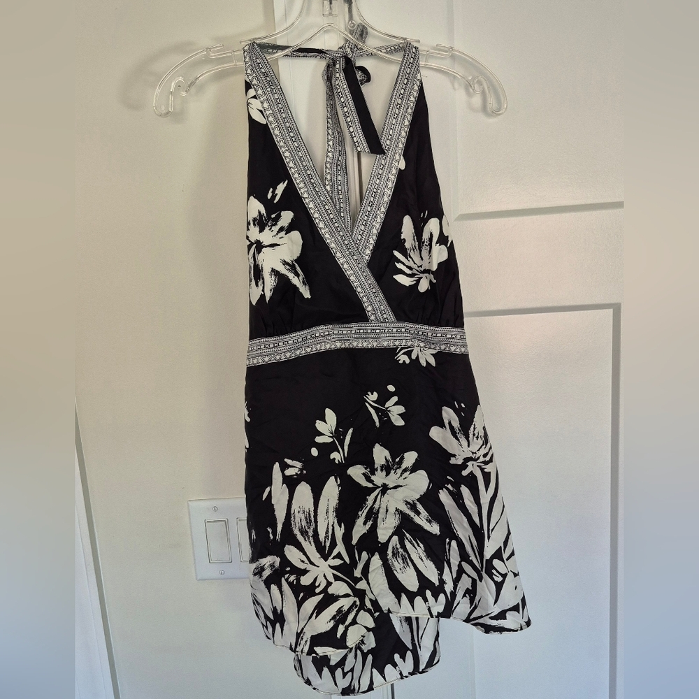 White House Black Market Blouse Silk Black & White Floral Halter Top Size M NEW - Picture 2 of 8